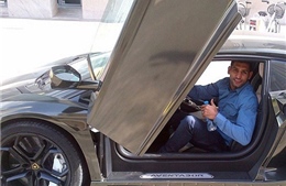 Amir Khan khoe xe Lamborghini Aventador mới